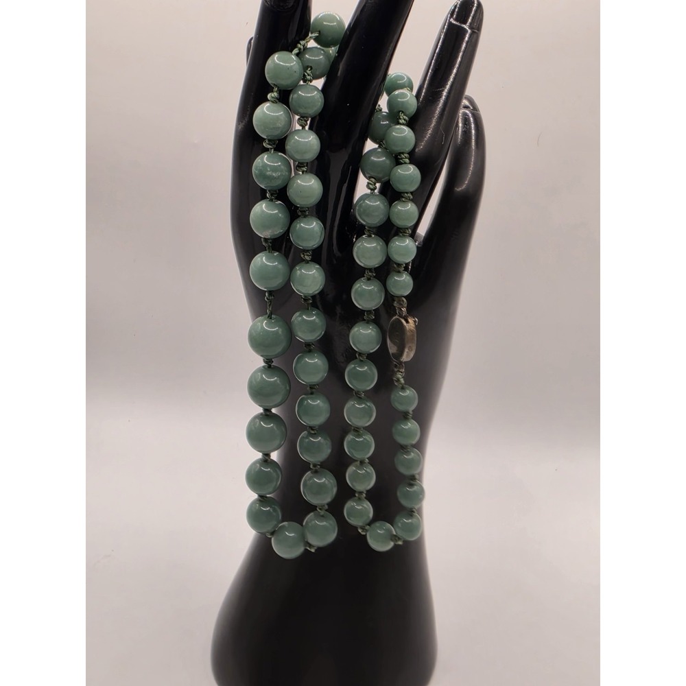 CHINESE VINTAGE GREEN JADE GRADUATED BEAD NECKLACE, SILVER CLASP